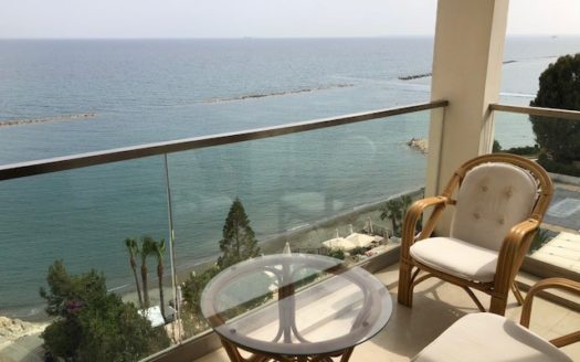 Luxurious 3 bedroom penthouse on the sea front