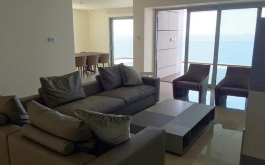 3 Bedroom apartment on the sea front with communal swimming pool