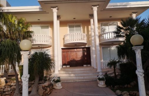 6 Bedroom villa for sale in residential area