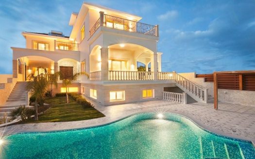 4 Bedroom villa in prestige area for sale