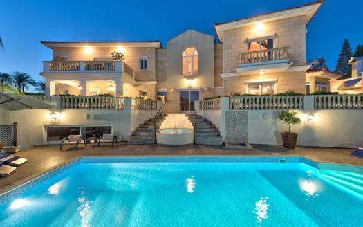 Luxury 5 bedroom apartment in Agios Tychonas