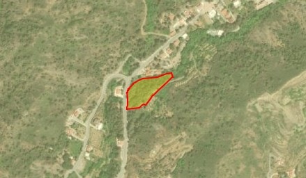 Plot on the main road in Katw Platres for sale