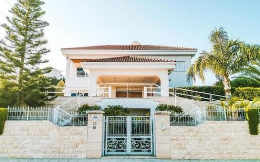 6 Bedroom house for sale, 300m from the beach