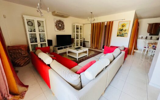 3 Bedroom semi-detached house, 300m from the beach