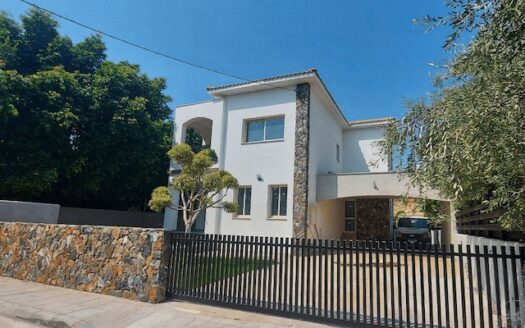 6 bedroom villa for sale in Agios Tychonas