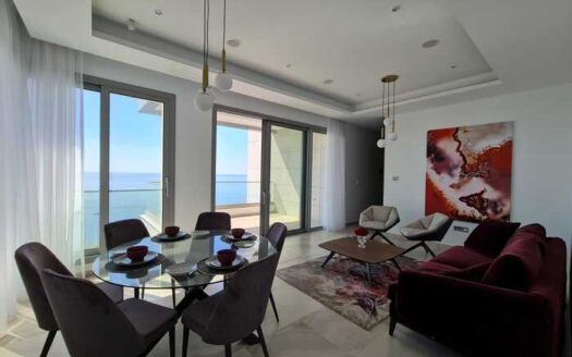 Recently renovated 2 bedroom apartment on the Sea Front